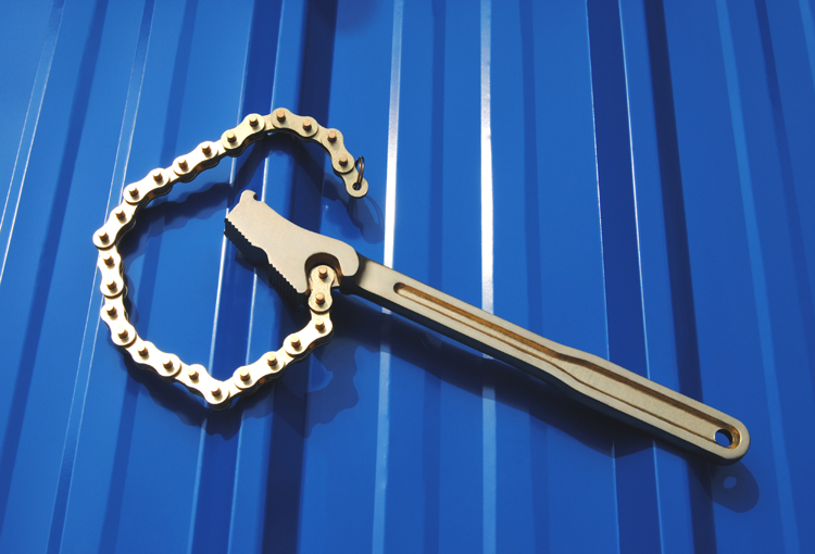 Chain pipe wrench light